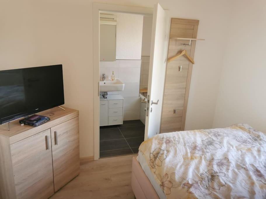 Zimmer M. Eigenem Bad Und Badewanne Direkt Am Wald Amöneburg Kültér fotó